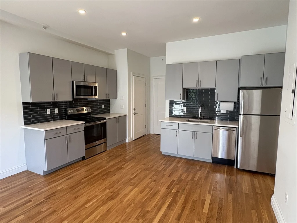 Studio bed, 1 bath apartment for rent at 166 Newbury St Unit 2F, Back Bay — photo 1 of 6
