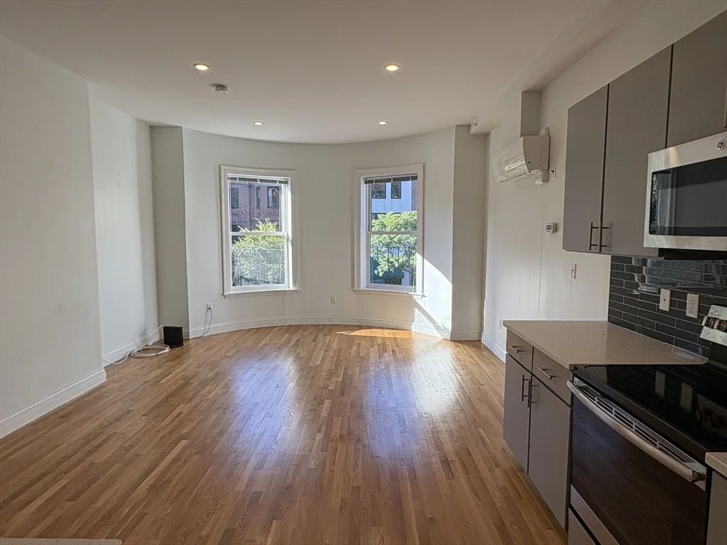 Studio bed, 1 bath apartment for rent at 166 Newbury St Unit 2F, Back Bay — photo 3 of 6