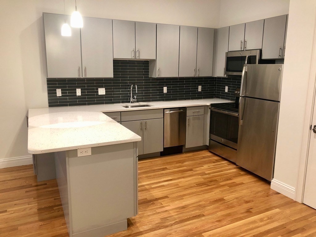 1 bed, 1 bath apartment for rent at 166 Newbury St Unit 3R, Back Bay — photo 2 of 8