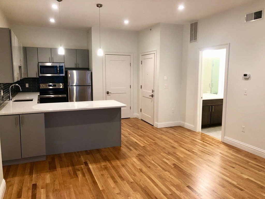 1 bed, 1 bath apartment for rent at 166 Newbury St Unit 3R, Back Bay — photo 3 of 8