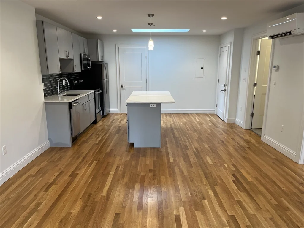 1 bed, 1 bath apartment for rent at 166 Newbury St Unit 4R, Back Bay — photo 4 of 10