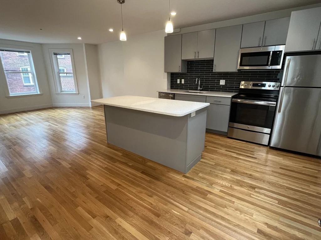 1 bed, 1 bath apartment for rent at 166 Newbury St Unit 4R, Back Bay — photo 1 of 10