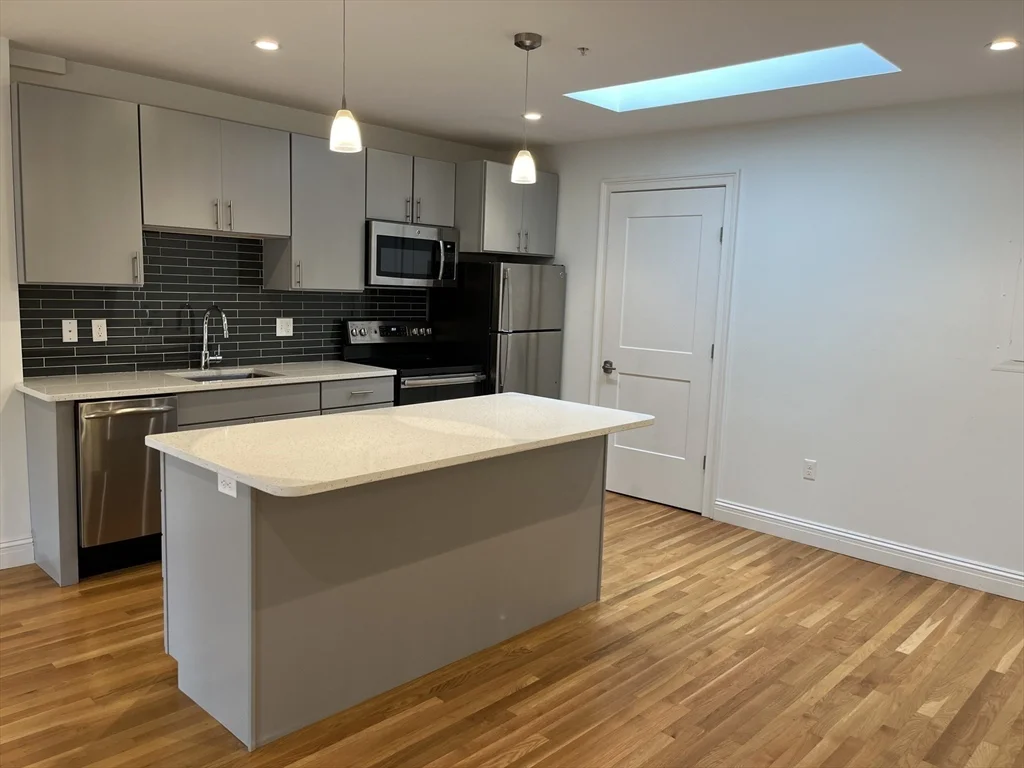 1 bed, 1 bath apartment for rent at 166 Newbury St Unit 4R, Back Bay — photo 2 of 10