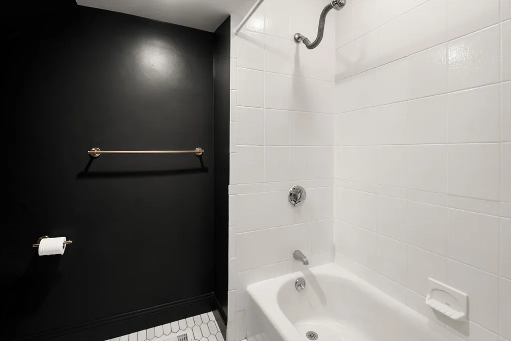 1 bed, 1 bath apartment for rent at 166 O St Unit 1, South Boston — photo 14 of 19