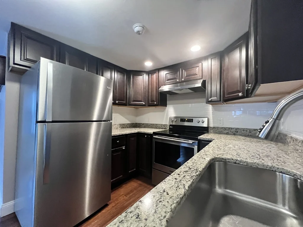 3 bed, 2 bath apartment for rent at 166 Pleasant St Unit 1, Marblehead — photo 4 of 10