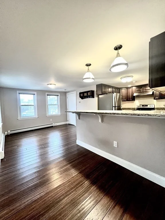 3 bed, 2 bath apartment for rent at 166 Pleasant St Unit 1, Marblehead — photo 2 of 10