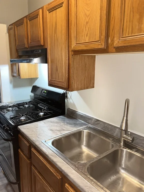 4 bed, 1 bath apartment for rent at 166 Purchase St Unit 1, New Bedford — photo 2 of 12