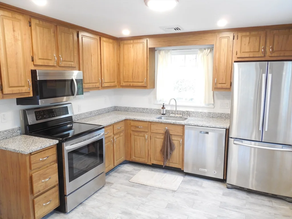 3 bed, 2 bath apartment for rent at 166 Totten Pond Rd, Piety Corner — photo 3 of 29