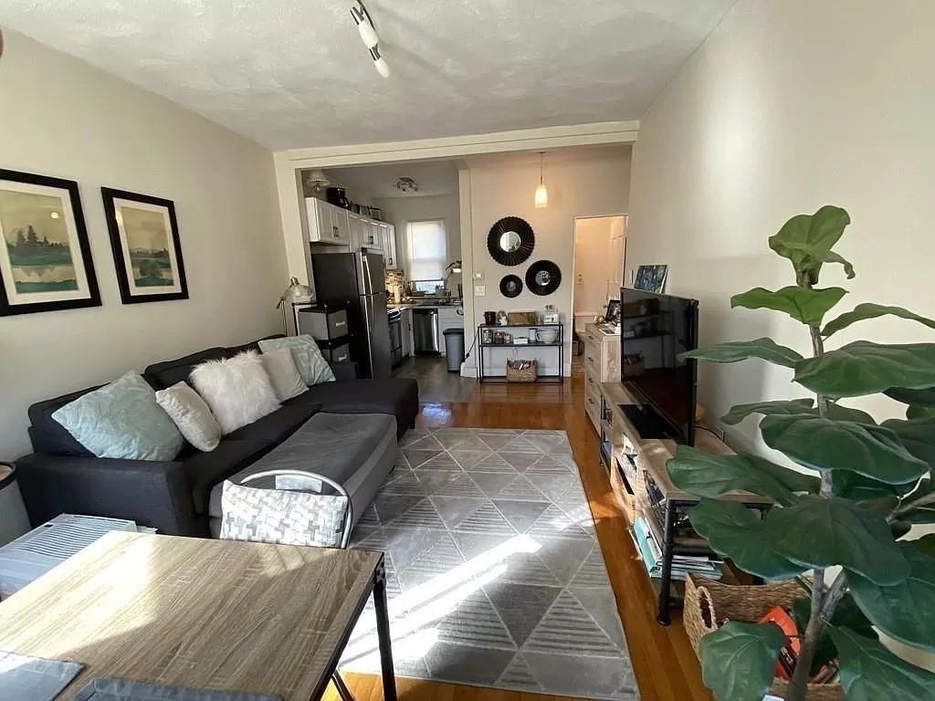 1 bed, 1 bath apartment for rent at 1665 Commonwealth Ave Unit 18, Brighton — photo 2 of 9