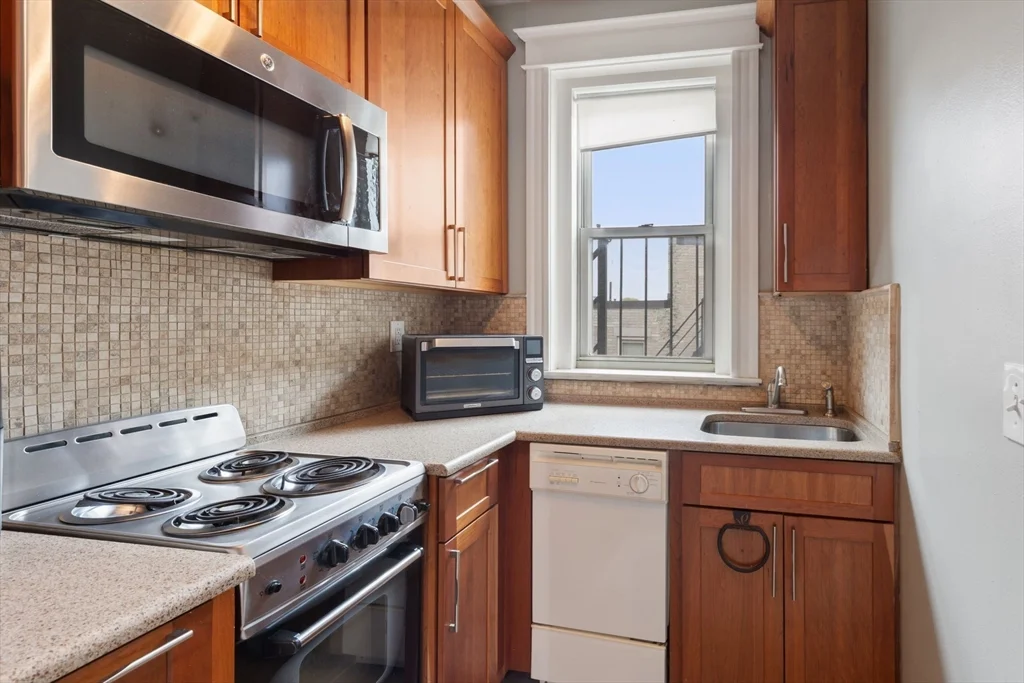 1 bed, 1 bath apartment for rent at 1669 Commonwealth Ave Unit 18, Brighton — photo 4 of 16