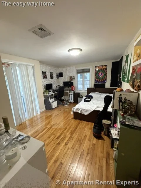 4 bed, 2 bath apartment for rent at 167-169 Summer St Unit 2, Arlington Center — photo 2 of 11