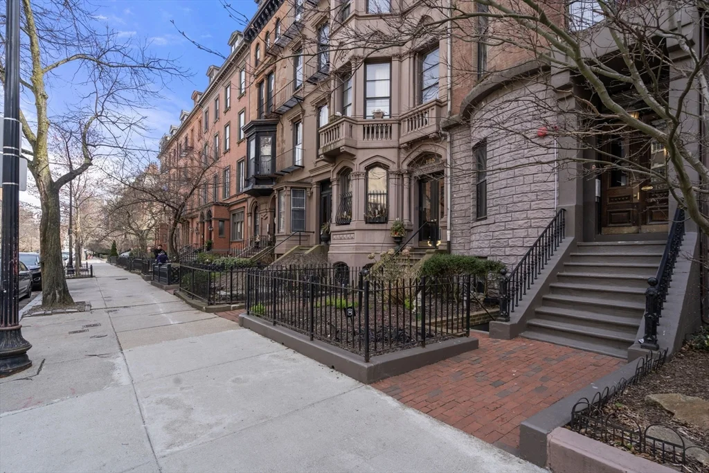 Studio bed, 1 bath apartment for rent at 167 Beacon St Unit 2, Back Bay — photo 2 of 18
