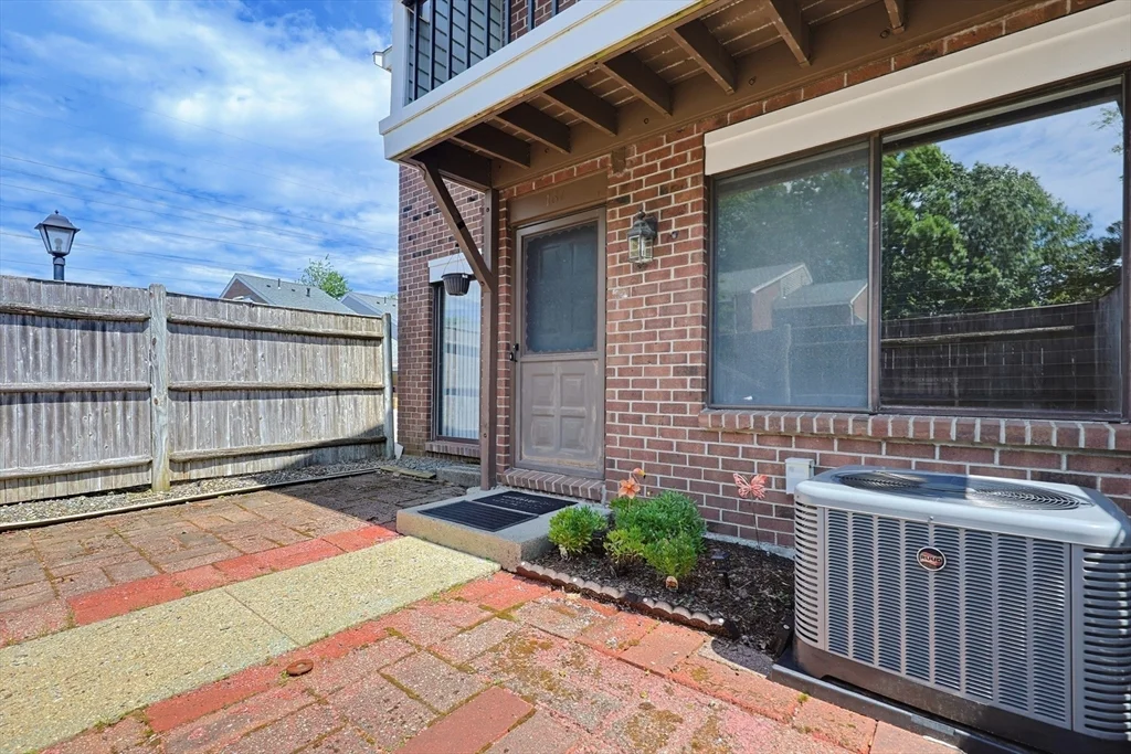 3 bed, 1 bath apartment for rent at 167 Greenbrook Dr Unit 167, Stoughton — photo 3 of 40