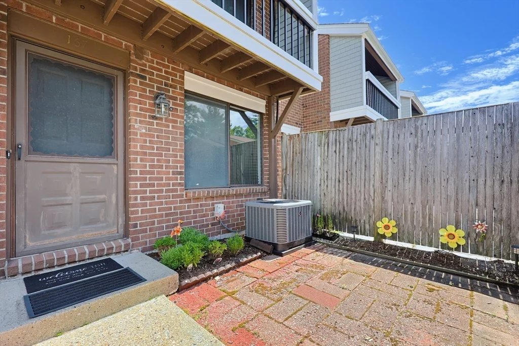 3 bed, 1 bath apartment for rent at 167 Greenbrook Dr Unit 167, Stoughton — photo 1 of 40