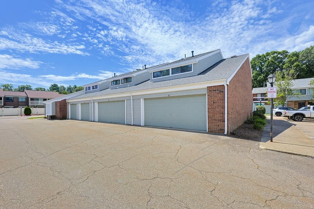 3 bed, 1 bath apartment for rent at 167 Greenbrook Dr Unit 167, Stoughton — photo 5 of 40