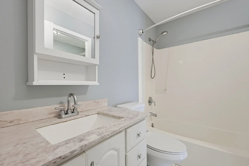3 bed, 1 bath apartment for rent at 167 Greenbrook Dr Unit 167, Stoughton — photo 36 of 40
