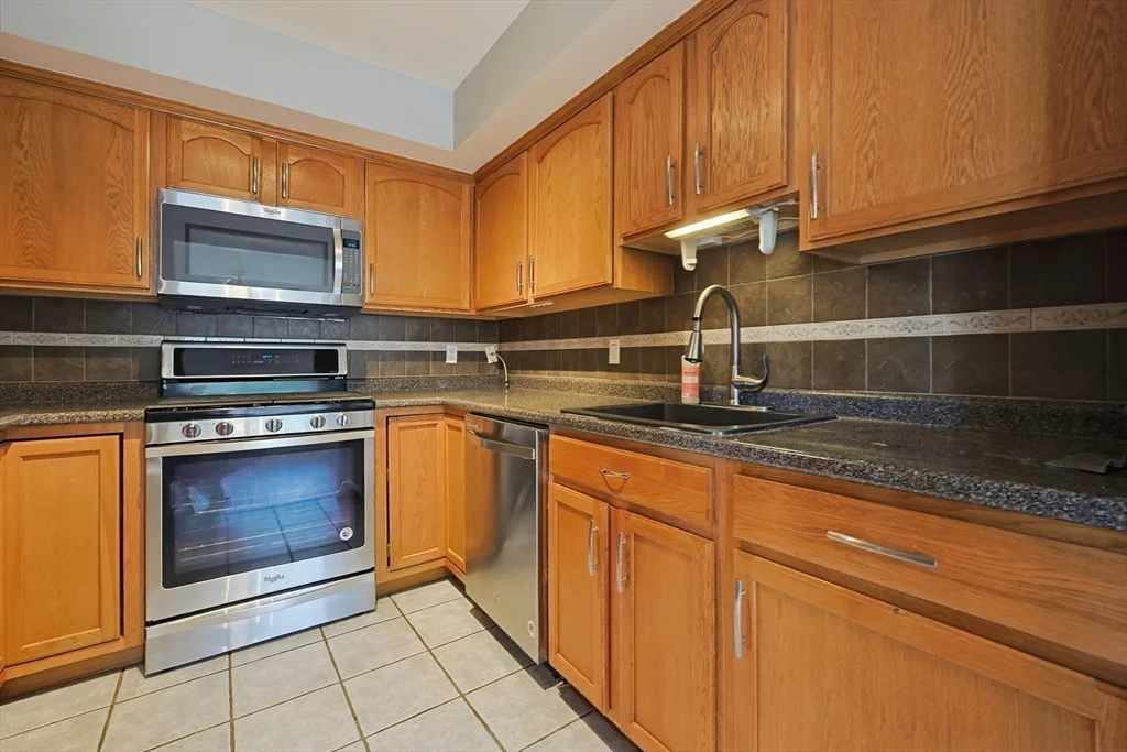 3 bed, 1 bath apartment for rent at 167 Greenbrook Dr Unit 167, Stoughton — photo 17 of 40