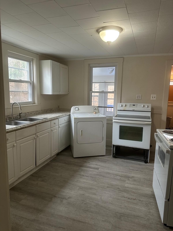 3 bed, 1 bath apartment for rent at 167 Pleasant St Unit 167, Clinton — photo 3 of 4