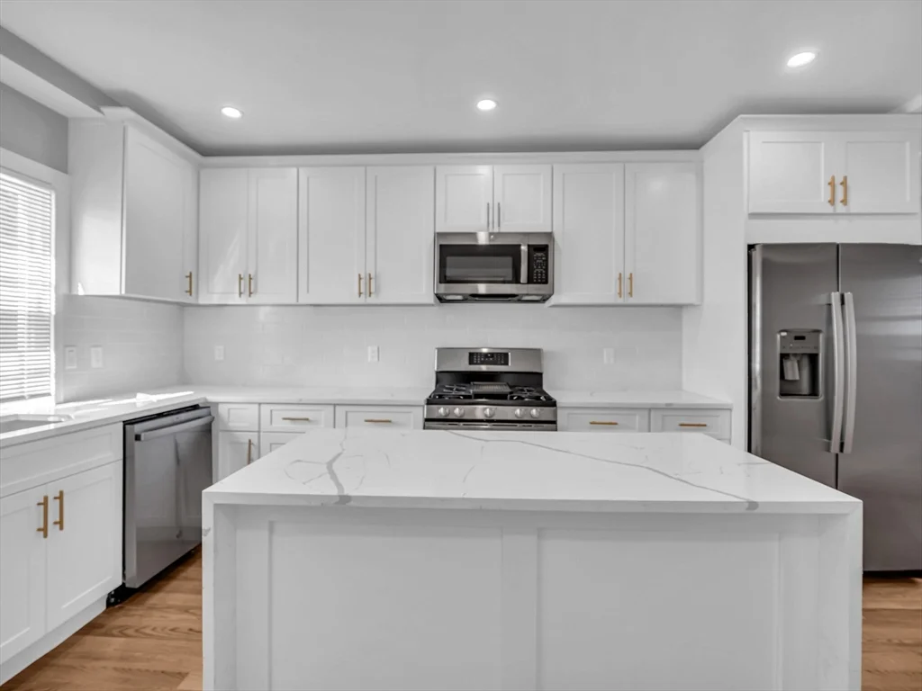 6 bed, 2.5 bath apartment for rent at 167 West 3rd St Unit 1, South Boston