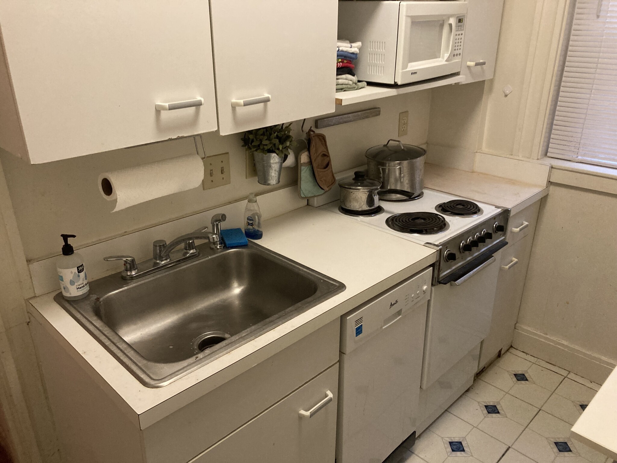 Studio bed, 1 bath apartment for rent at 1673 Commonwealth Ave Unit 8, Brighton — photo 4 of 5