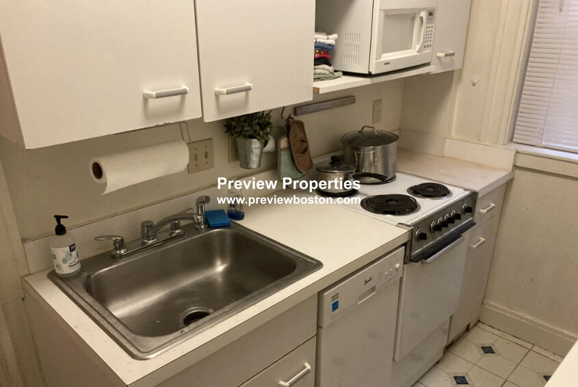 Studio bed, 1 bath apartment for rent at 1673 Commonwealth Ave Unit 8P, Brighton — photo 4 of 9