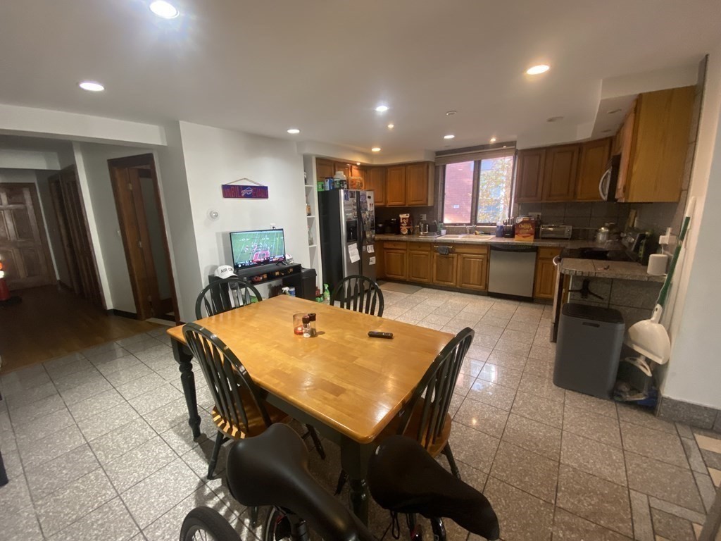 4 bed, 2 bath apartment for rent at 168 Auburn St Unit A, Cambridgeport — photo 2 of 16