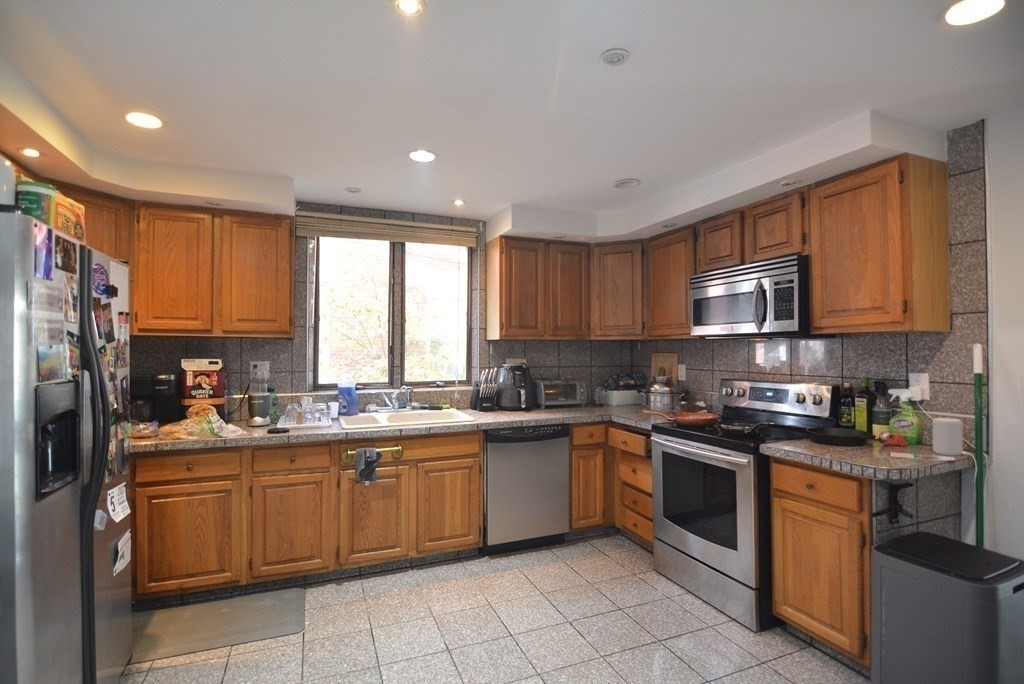 4 bed, 2 bath apartment for rent at 168 Auburn St Unit A, Cambridgeport