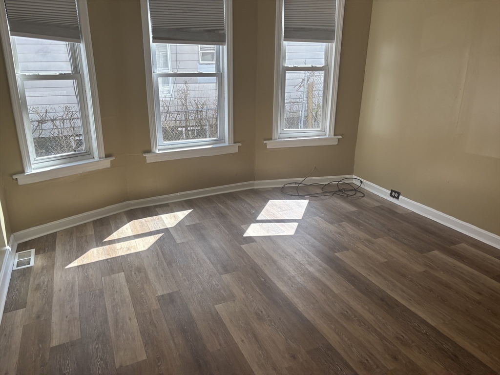 3 bed, 1 bath apartment for rent at 168 Dewey Unit 1, Worcester — photo 4 of 17