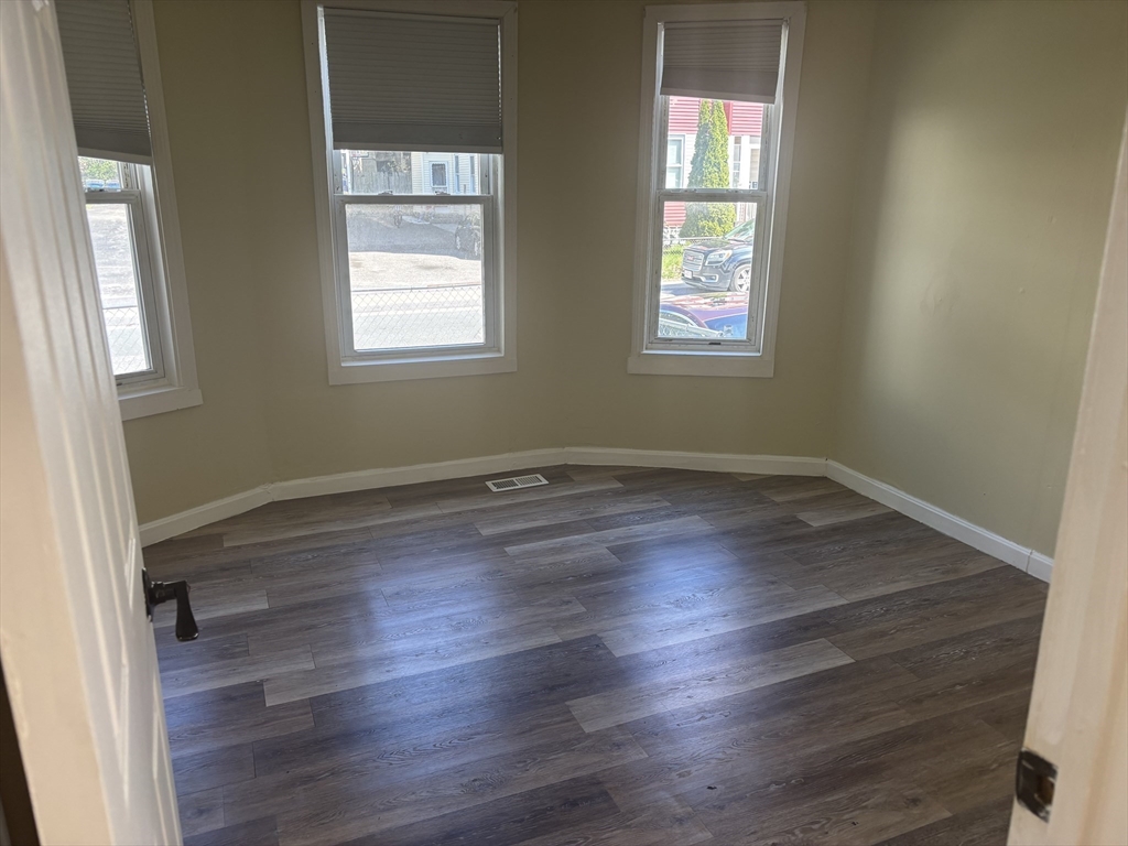 3 bed, 1 bath apartment for rent at 168 Dewey Unit 1, Worcester — photo 2 of 17