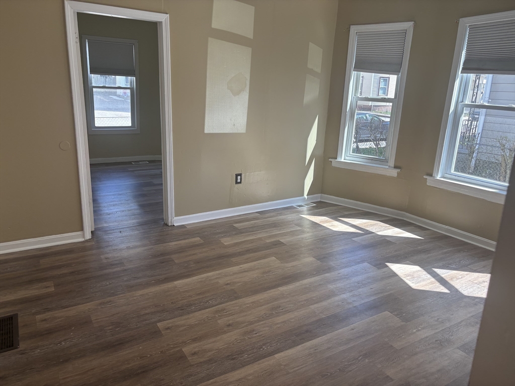3 bed, 1 bath apartment for rent at 168 Dewey Unit 1, Worcester — photo 3 of 17