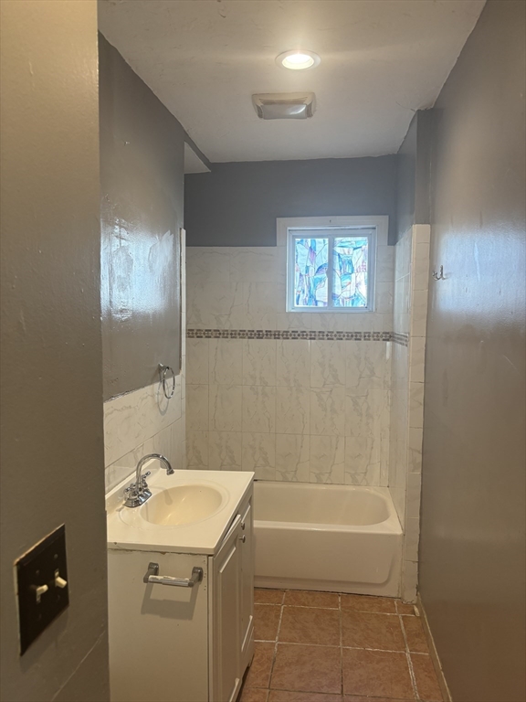 3 bed, 1 bath apartment for rent at 168 Dewey Unit 1, Worcester — photo 10 of 17