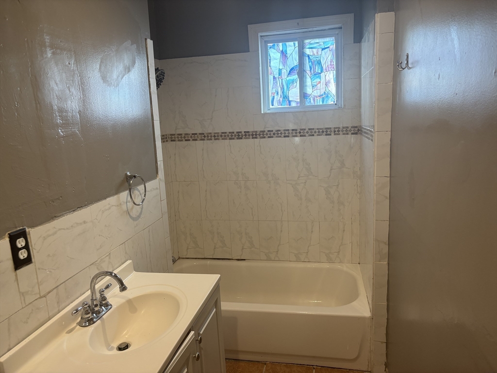 3 bed, 1 bath apartment for rent at 168 Dewey Unit 1, Worcester — photo 9 of 17