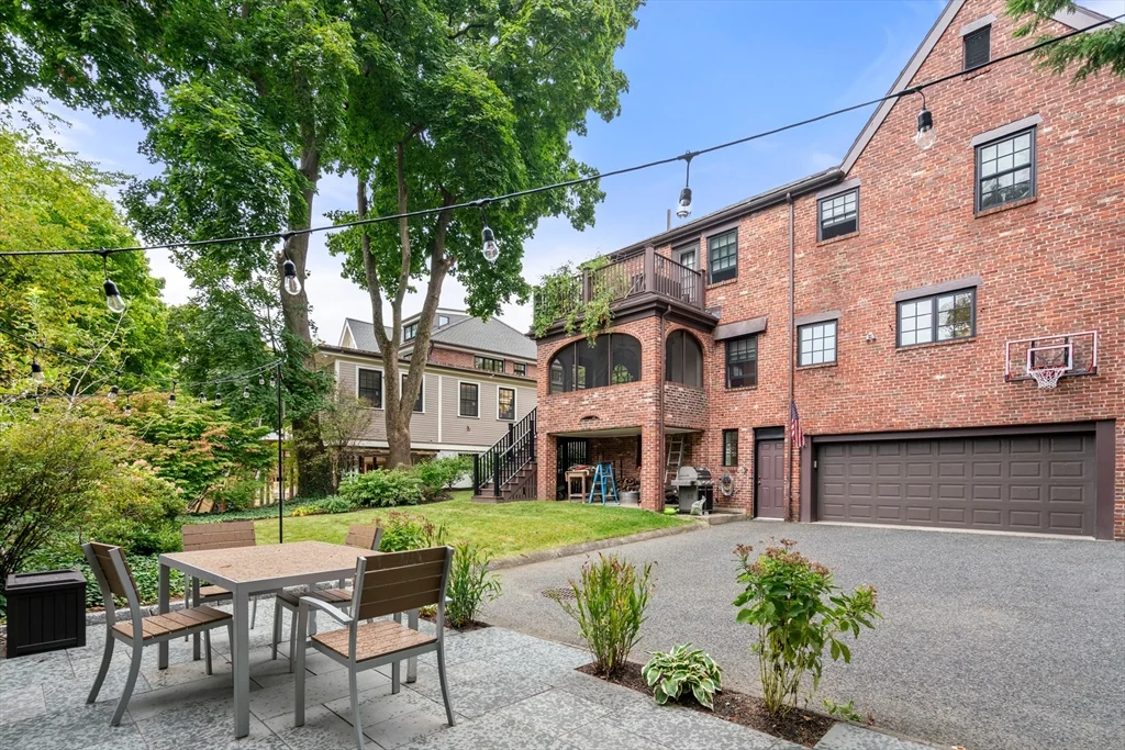 5 bed, 3 bath apartment for rent at 168 Gardner Rd, Brookline — photo 5 of 17