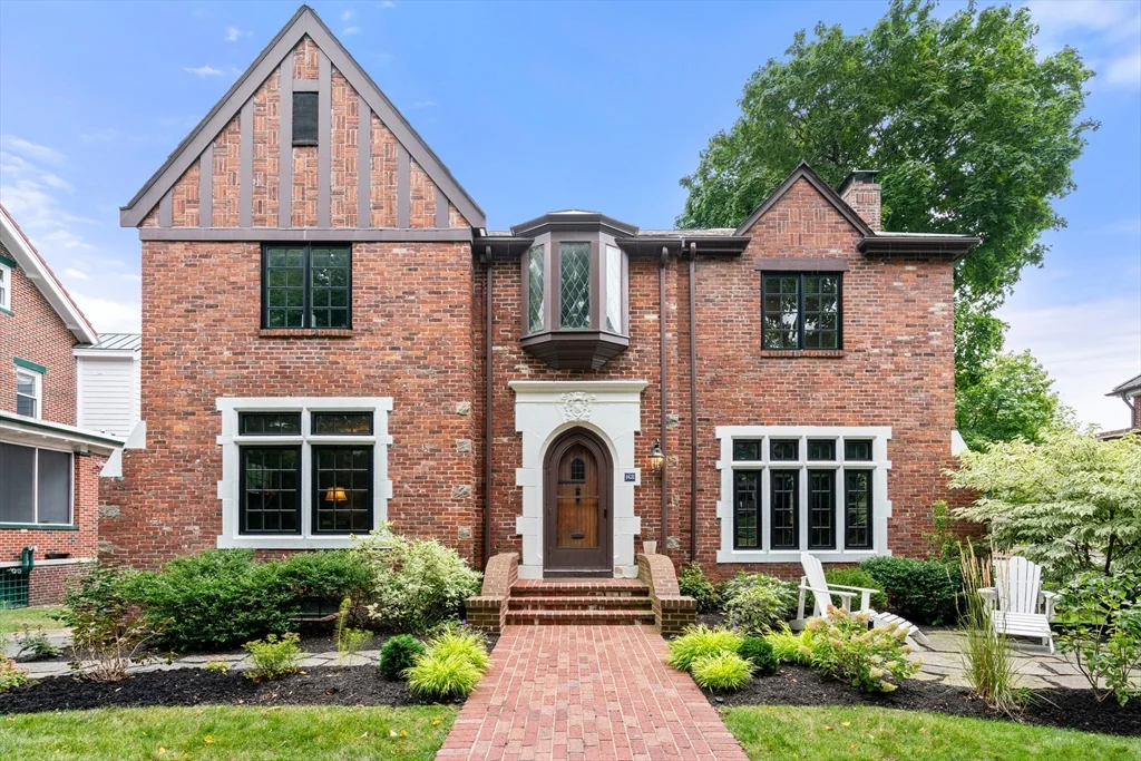 5 bed, 3 bath apartment for rent at 168 Gardner Rd, Brookline — photo 1 of 17