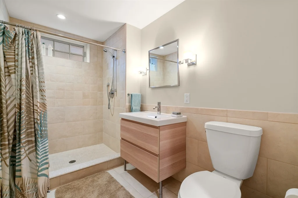 5 bed, 3 bath apartment for rent at 168 Gardner Rd, Brookline — photo 15 of 17
