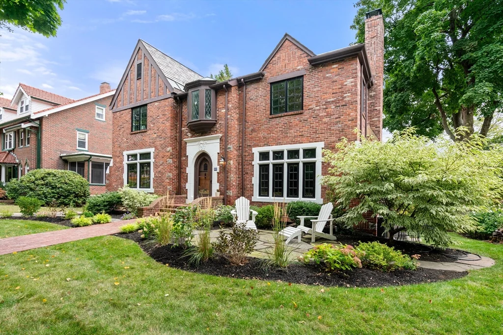 5 bed, 3 bath apartment for rent at 168 Gardner Rd, Brookline — photo 2 of 17