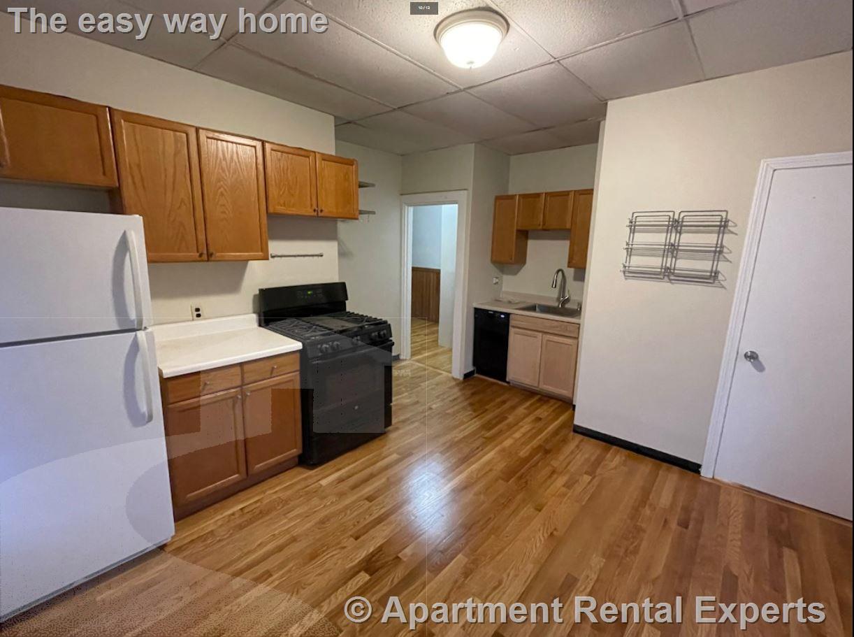 2 bed, 1 bath apartment for rent at 168 Putnam Ave, Riverside — photo 3 of 5