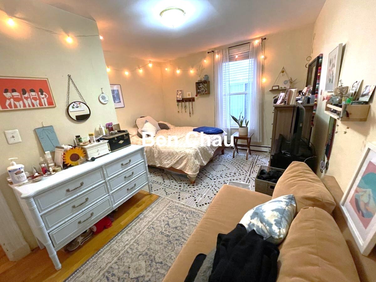 2 bed, 1 bath apartment for rent at 168 Putnam Ave Unit 168, Riverside — photo 3 of 8