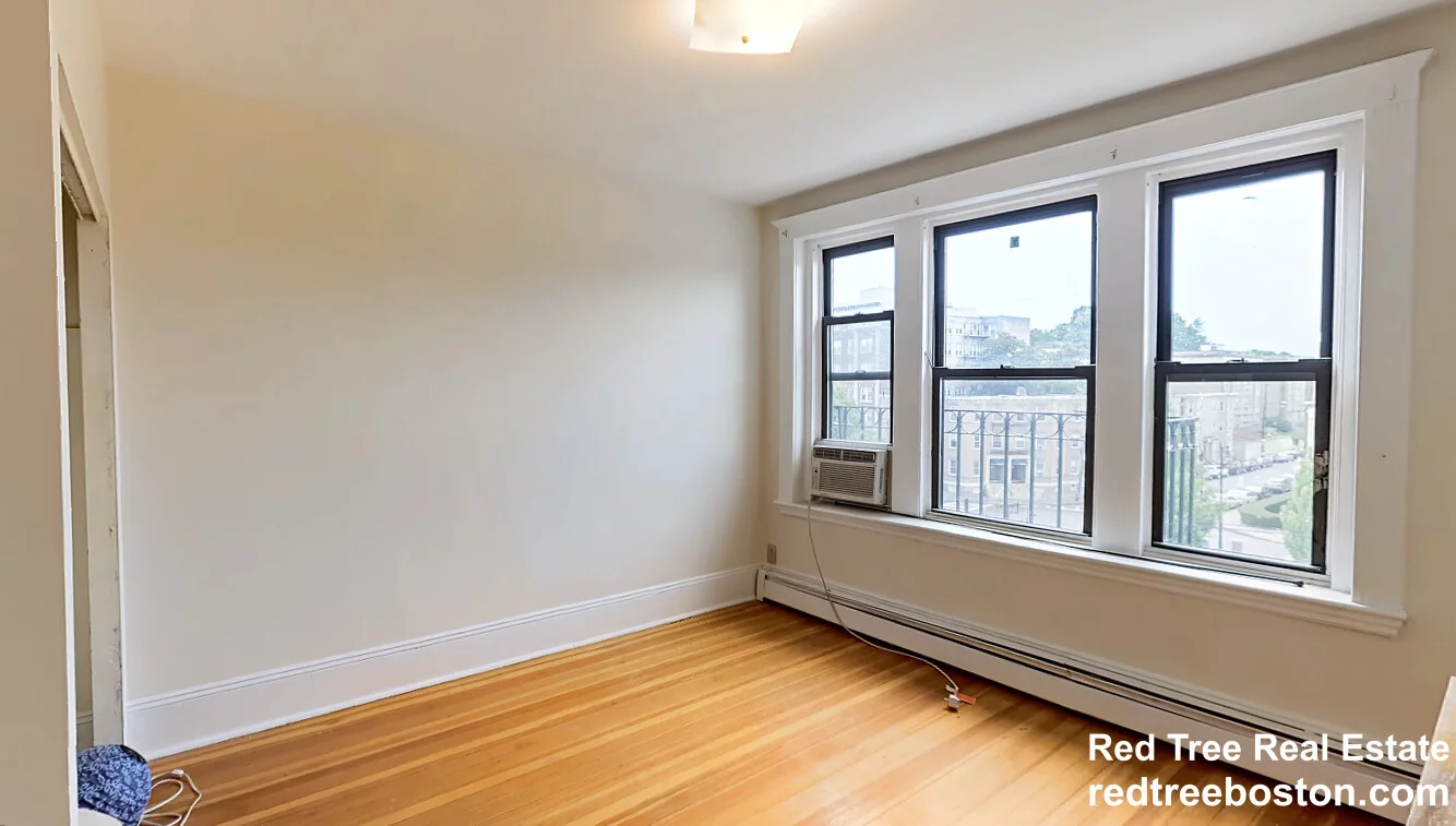 4 bed, 1 bath apartment for rent at 1680 Commonwealth Ave Unit 4, Brighton — photo 5 of 12