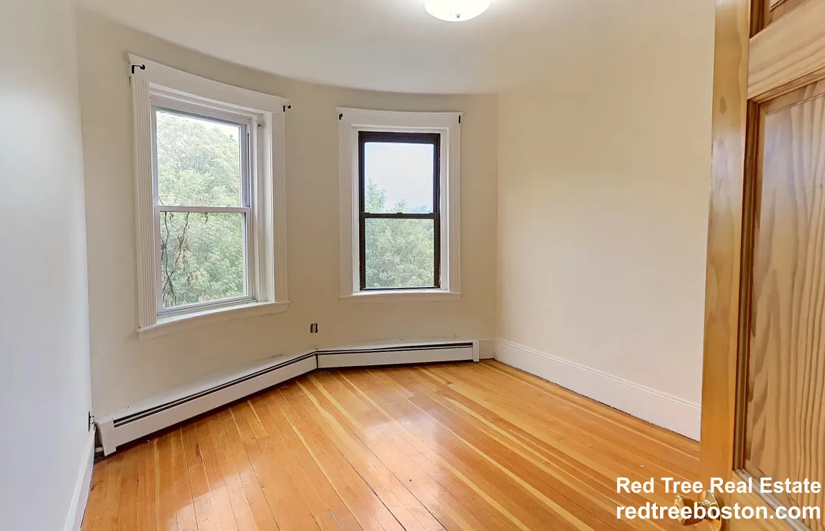 4 bed, 1 bath apartment for rent at 1680 Commonwealth Ave Unit 4, Brighton — photo 3 of 12
