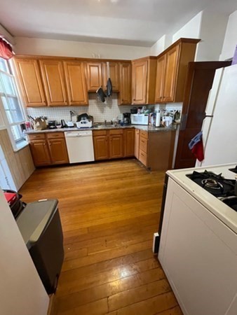 3 bed, 2 bath apartment for rent at 1681 Beacon St Unit 3, Aspinwall Hill — photo 4 of 9
