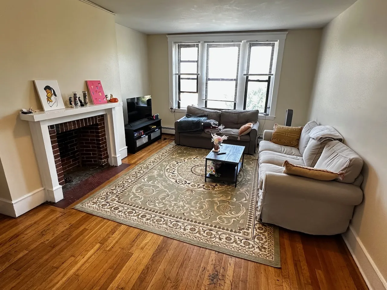 5 bed, 1 bath apartment for rent at 1682 Commonwealth Ave Unit 2, Brighton — photo 3 of 35