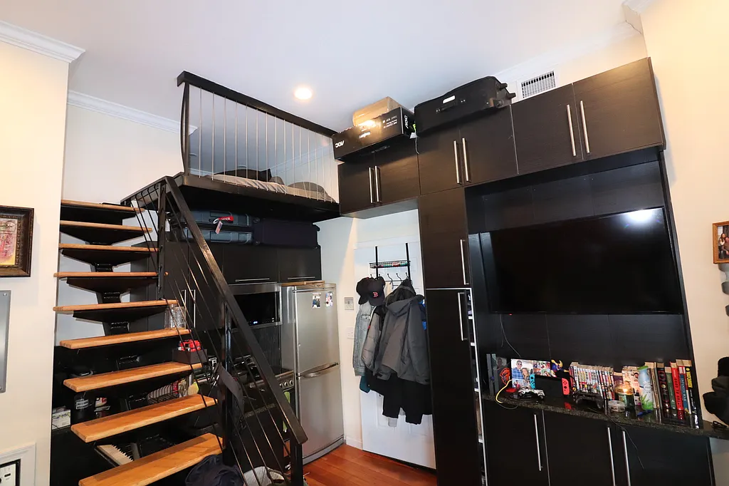 Studio bed, 1 bath apartment for rent at 1689 Beacon St Unit 8, Aspinwall Hill — photo 2 of 5