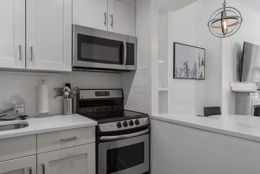Studio bed, 1 bath apartment for rent at 169 Beacon St Unit 3R, Back Bay — photo 6 of 18