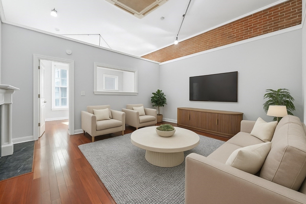 1 bed, 1 bath apartment for rent at 169 Beacon Unit 1, Back Bay — photo 4 of 11