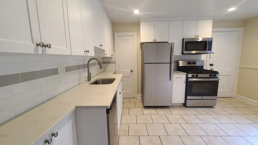 1 bed, 1 bath apartment for rent at 169 Everett St Unit 2, Quincy — photo 2 of 7