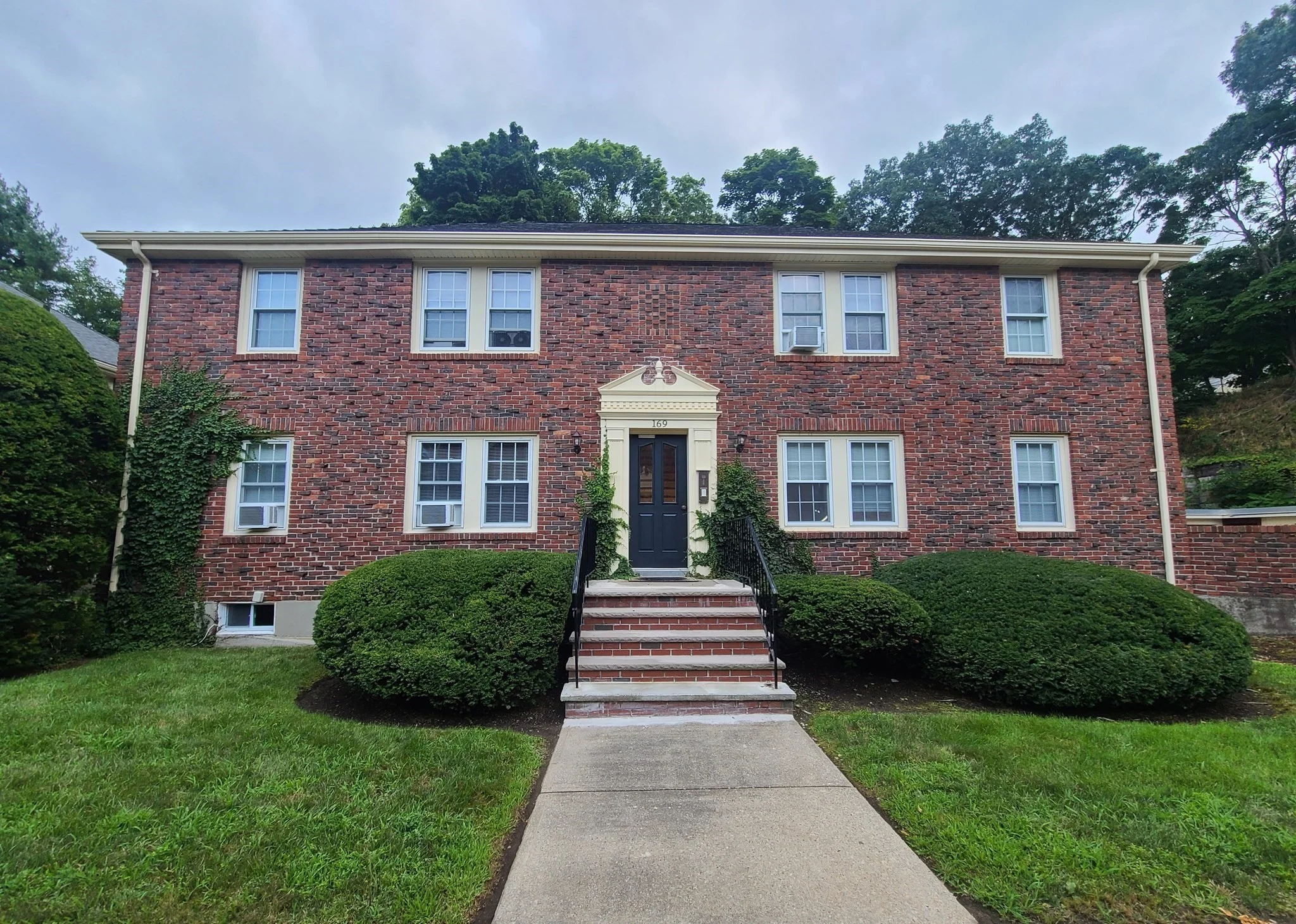 1 bed, 1 bath apartment for rent at 169 Everett St Unit 4, Quincy