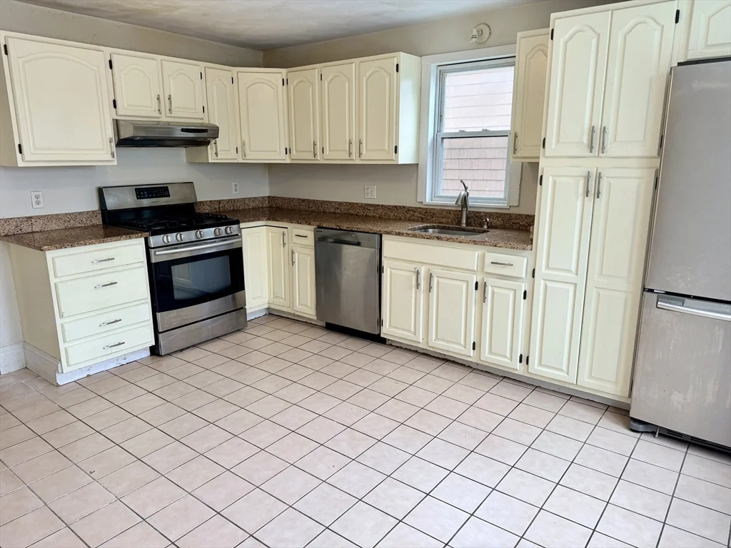 3 bed, 2 bath apartment for rent at 169 Winthrop Ave Unit 2, Revere — photo 9 of 17