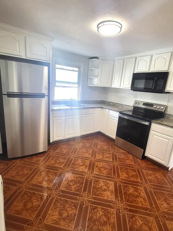 3 bed, 1 bath apartment for rent at 169 Wood Ave Unit 2, Hyde Park — photo 2 of 7