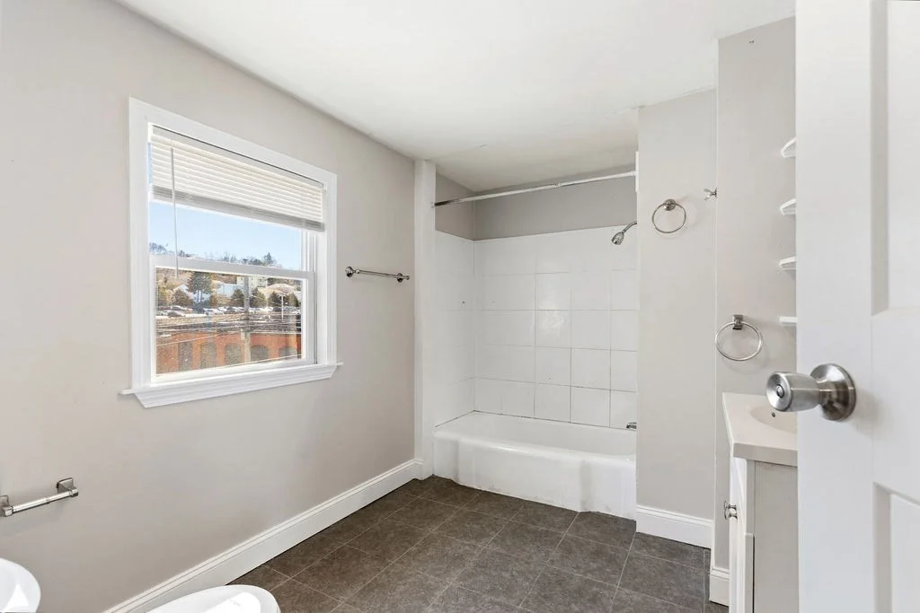 3 bed, 1 bath apartment for rent at 1690 N Main St Unit 3, Fall River — photo 6 of 18